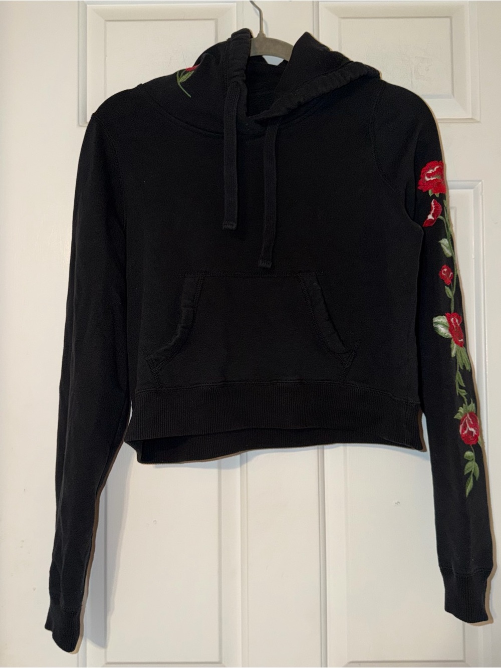 Hollister vintage vtg. Y2K Black Cropped Hoodie Red Rose Embroidery XS